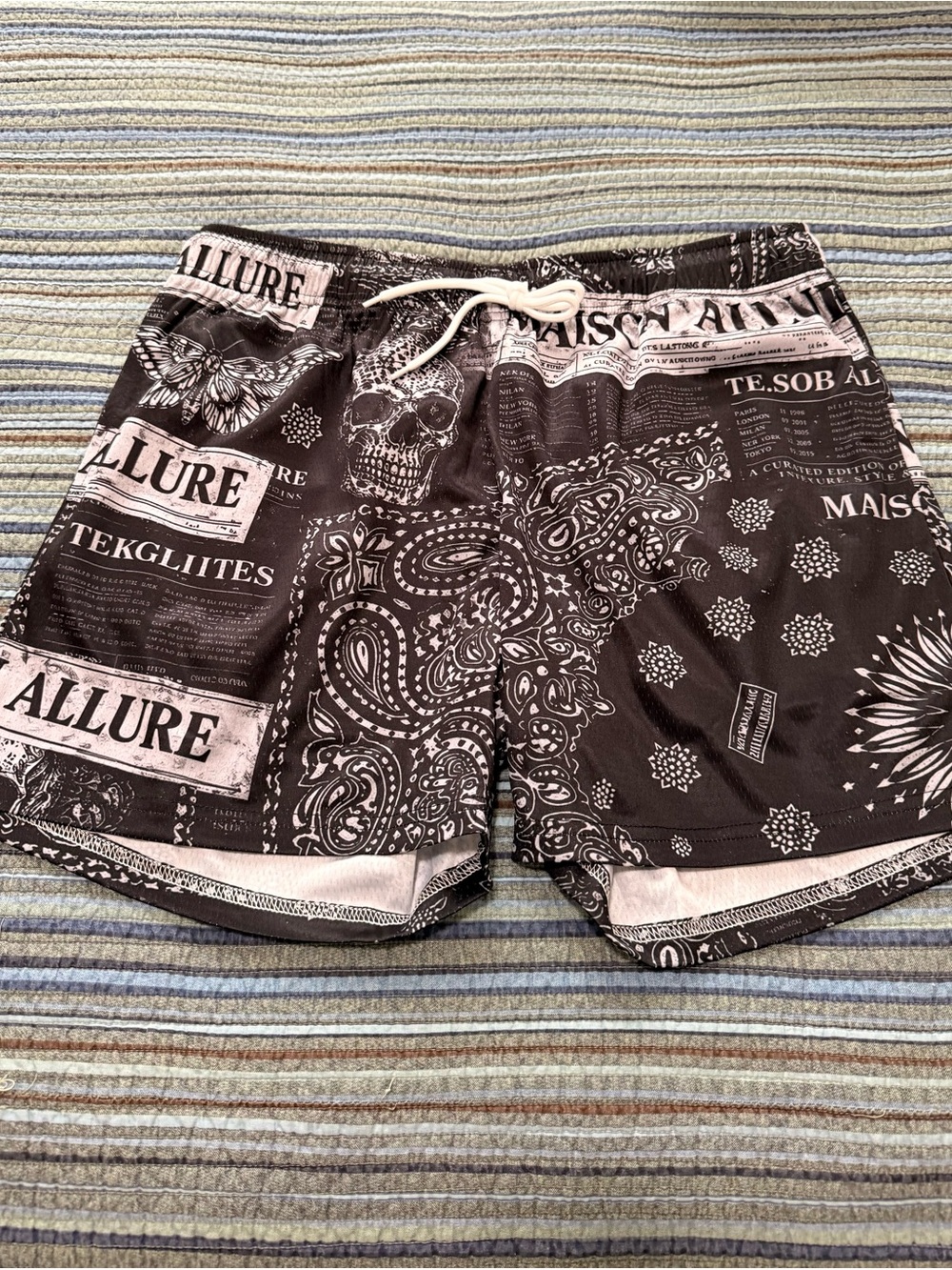 MAISON ALLURE Black Graphic Men’s Athletic Shorts with Drawstring NWT